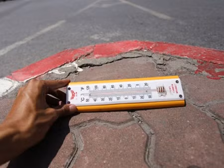 Nhiệt độ mặt đường xấp xỉ 50 độ C.