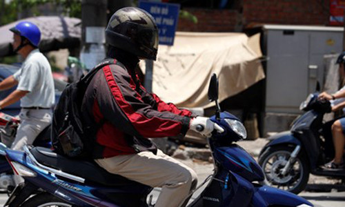 Giữa mùa hè nhưng nhiều người phải mặc áo phao, đeo gang tay len.