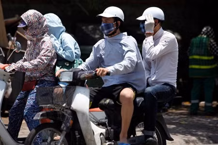 Mặc áo ngược chống nắng.