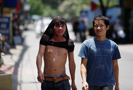 Nhiệt độ mặt đường xấp xỉ 50 độ C.