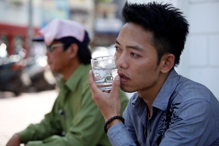 Dùng cốc có nước đá chườm lên mặt.