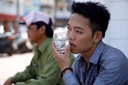 Dùng cốc có nước đá chườm lên mặt.