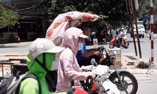 Trên đường phố, mọi người bịt kín mít thậm chí, một xe ba gác được che phía trên bằng tấm chăn.