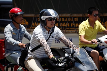 Găng tay chống nắng như hình xăm.