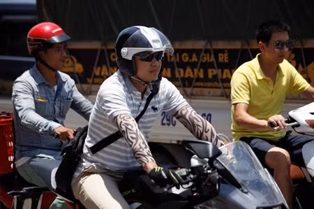 Găng tay chống nắng như hình xăm.