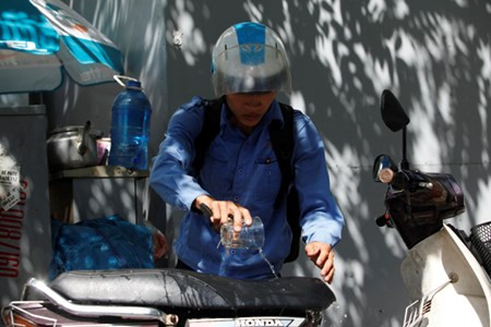 Dùng nước dội lên yên xe tránh bị bỏng khi ngồi lên.