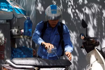 Dùng nước dội lên yên xe tránh bị bỏng khi ngồi lên.