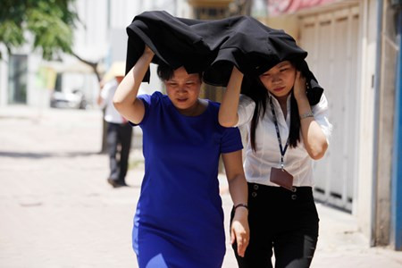 Dân công sở vất vả đi ăn trưa về.