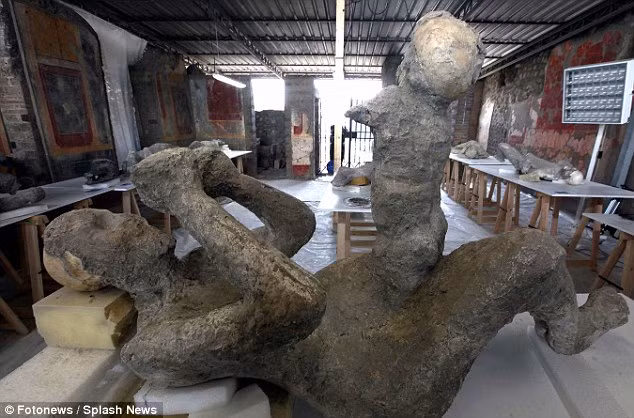 Các chuyên gia khảo cổ Italy đang tiến hành nghiên cứu và nỗ lực phục dựng lại những xác chết hóa đá bị chôn vùi trong tro bụi hơn 1.900 năm qua tại thảm họa núi lửa Vesuvius phun trào ở Pompeii.