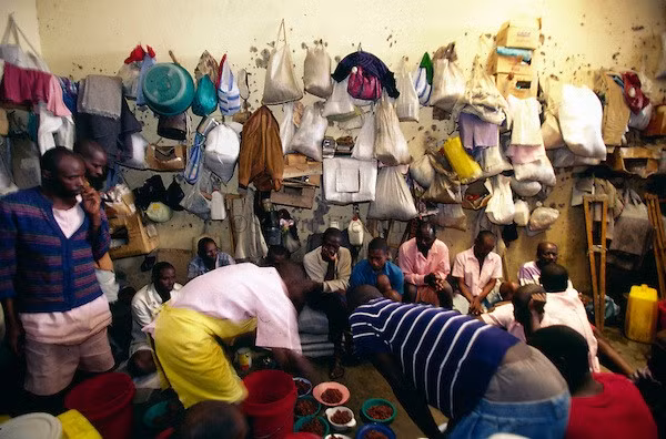 Nhà tù Gitarama - nhà tù "địa ngục trần gian" nằm ở Rwanda, được thiết kế có sức chứa 500 tù nhân. Tuy nhiên, trên thực tế nhà tù này là nơi giam giữ hơn 6.000 tù nhân.