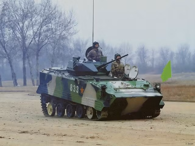 Mo xe xe chien dau nguy hiem cua linh du Trung Quoc-Hinh-2