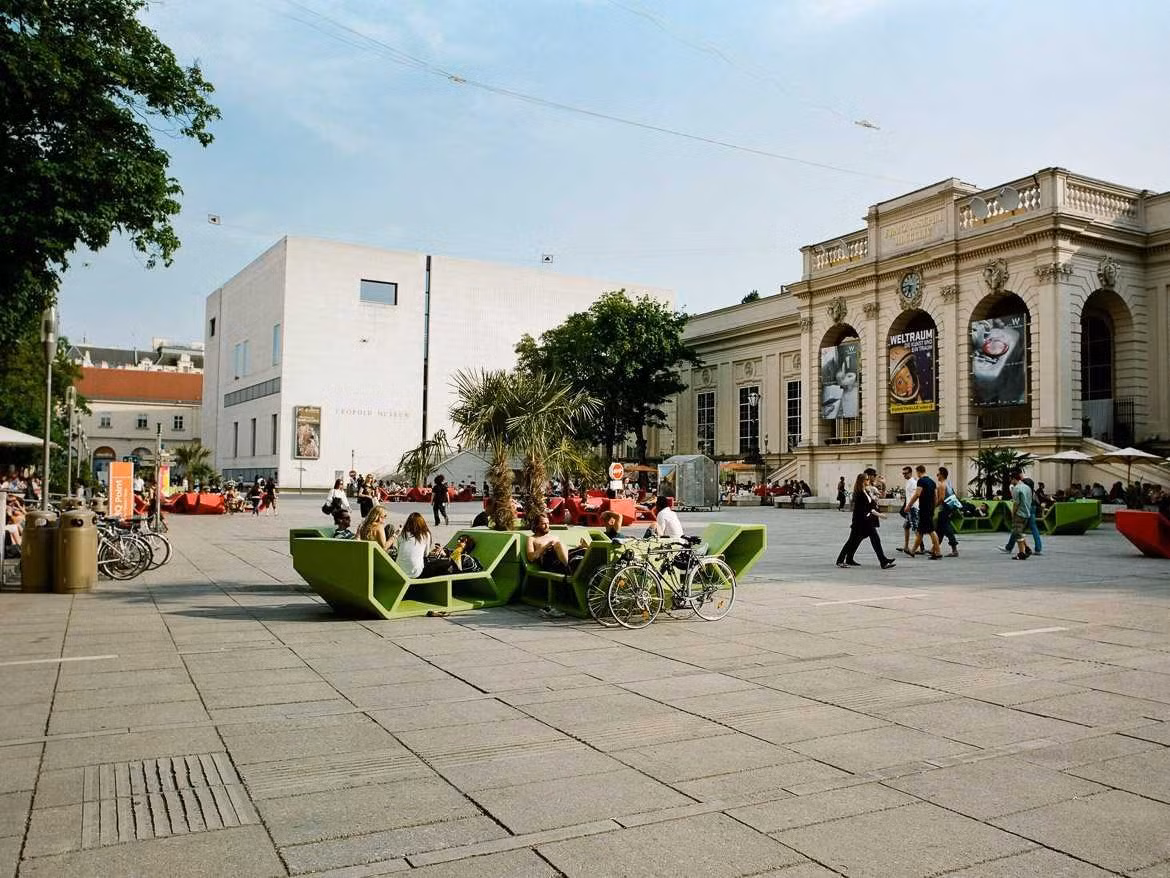 Xếp ở vị trí thứ 3 về mức độ an toàn và xếp thứ 42 về mức độ hạnh phúc, Áo xếp thứ 5 trong top 10 điểm đến lý tưởng dành cho khách thích du lịch một mình. Nơi đây có rất nhiều phòng hòa nhạc, bảo tàng, quán cafe... khiến du khách muốn kéo dài chuyến du lịch của mình hơn.