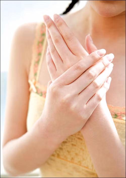 Nếu ngón nhẫn của bạn có cùng kích thước so với ngón trỏ thì nó cho thấy bạn là người thân thiện, dễ gần, không mấy khi gây xung đột, bất hòa với những người xung quanh.