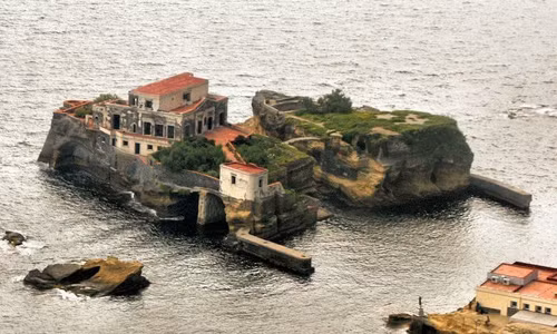 Đến những năm 1920, người sở hữu hòn đảo Gaiola đầu tiên là Hans Braun, được tìm thấy đã chết. Thi thể của ông bị bọc trong một tấm thảm. Vài tháng sau đó, vợ ông cũng chết đuối ngoài biển.