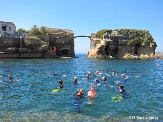 Kể từ đó, ngôi biệt thự trên đảo và đảo Gaiola bỏ hoang và hiện không có ai muốn mua hòn đảo được cho là bị nguyền rủa này.