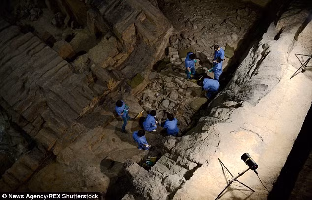 Hố thứ ba chứa tượng tầng lớp cao nhất trong chính quyền Tần Thủy Hoàng bao gồm các quan chức, tướng lĩnh quân đội. Trong khi đó, hố thứ tư dường như bị bỏ trống.