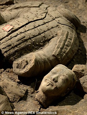 Các chuyên gia suy đoán đây là khu vực đặt tượng của lực lượng kỵ binh và cung thủ. Tại đây, họ cũng phát hiện 89 cỗ xe cùng nhiều tượng ngựa gần lăng mộ Tần Thủy Hoàng.