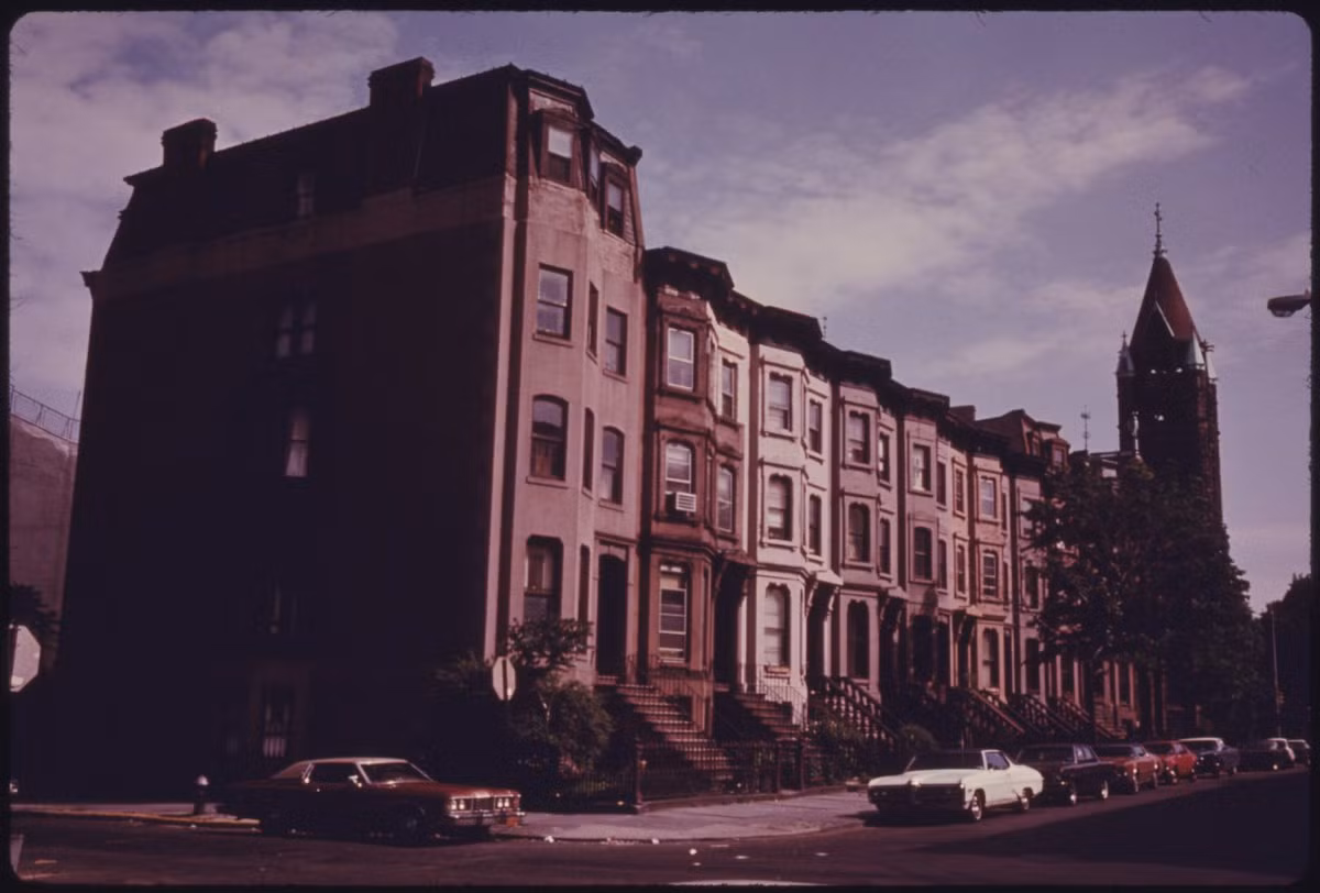 Những tòa nhà kiên cố có bãi để xe trước cửa ở Park Slope, Brooklyn.