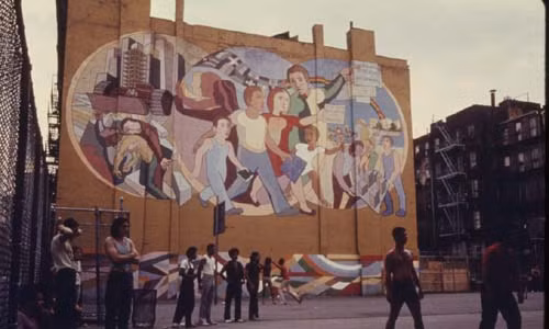 Một nhóm thanh niên chơi bóng rổ ở sân chơi tại khu Brooklyn.