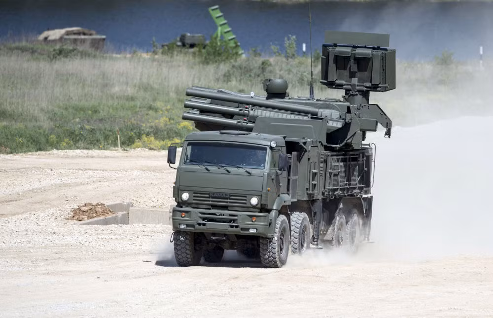 Tổ hợp pháo - tên lửa phòng không tự hành Pantsir-S trên xe KAMAZ-6560 tại cuộc trưng bày ở ngoại ô Moskva.