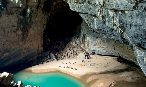 Nhiếp ảnh gia người Đức Lars Krux, 48 tuổi, cùng vợ là bà Justyna Krux và một nhóm du khách đã khám phá hang Én - hang động lớn thứ ba thế giới.