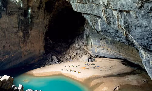 Nhiếp ảnh gia người Đức Lars Krux, 48 tuổi, cùng vợ là bà Justyna Krux và một nhóm du khách đã khám phá hang Én - hang động lớn thứ ba thế giới.