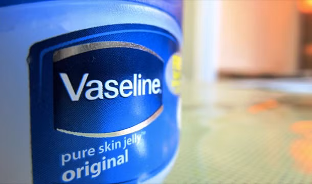 Sau đó, ông phát triển và tung ra thị trường dòng sản phẩm Vaseline. Điều kỳ lạ là ông Chesebrough đã ăn Vaseline hàng ngày như một sở thích kỳ lạ.