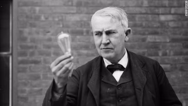 Thomas Edison là một trong những nhà sáng chế xuất sắc của nhân loại, nhưng cũng có những hành động điên rồ của các thiên tài. Ông có đặc điểm là không thích ngủ. Edison cố gắng ngủ càng ít càng tốt để có thêm thời gian làm việc. Do đó, ôg chia giấc ngủ của mình ra thành nhiều lần ngủ ngắn nhằm tăng năng suất làm việc.
