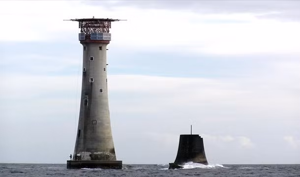 Tuy nhiên, đến tháng 10/1703, ông đã chết do ngã từ ngọn hải đăng xuống đất khi xảy ra bão.