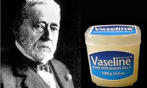 Nhà sáng chế người Mỹ Robert Chesebrough đã thành lập công ty dầu mỏ khi ông mới 22 tuổi. Trong quá trình vận hành công ty, ông vô tình phát hiện ra chất ở trong dầu mỏ có khả năng giúp vết thương mau lành.