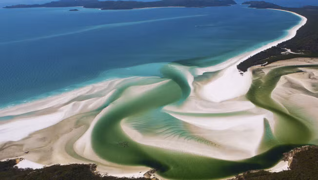 Whitehaven - bãi cát trắng nhất thế giới nằm ở hòn đảo Whitsunday, Australia. Bãi cát này trải dài 7 km, từng được CNN vinh danh là bờ biển thân thiện với môi trường nhất Trái đất.