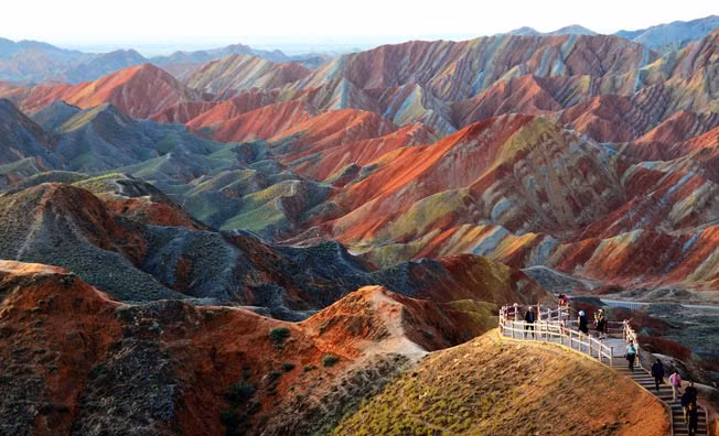 Công viên Địa chất Zhangye Danxia ở Trung Quốc có những núi đá nhiều màu sắc, được tạo thành qua hàng triệu năm tích tụ sa thạch đỏ và các trầm tích tạo nên cảnh quan ngoạn mục, choáng ngợp.