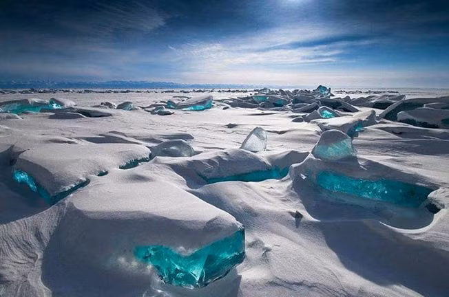 Hồ nước ngọt Baikal ở Nga là hồ nước ngọt lớn và sâu nhất thế giới. Khi đến mùa Đông, hồ Baikal khoác lên mình vẻ đẹp khác lạ giống như những viên ngọc lục bảo cỡ lớn.