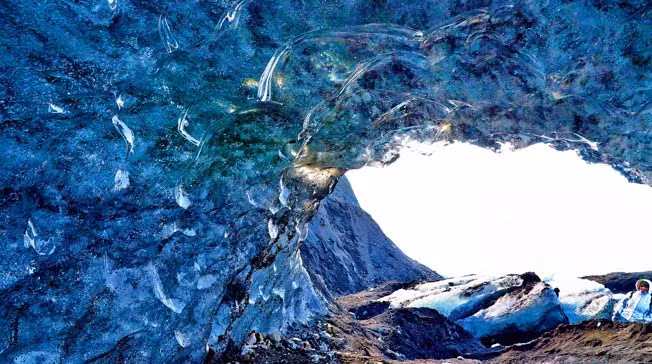 Nằm trong danh sách này còn có động Pha lê ở Skaftafell, Iceland được tạo thành từ băng đá và có lối vào cao khoảng 7m. Khi vào bên trong hang động, du khách sẽ choáng ngợp bởi màu xanh kỳ ảo khiến bạn như lạc vào thế giới khác.