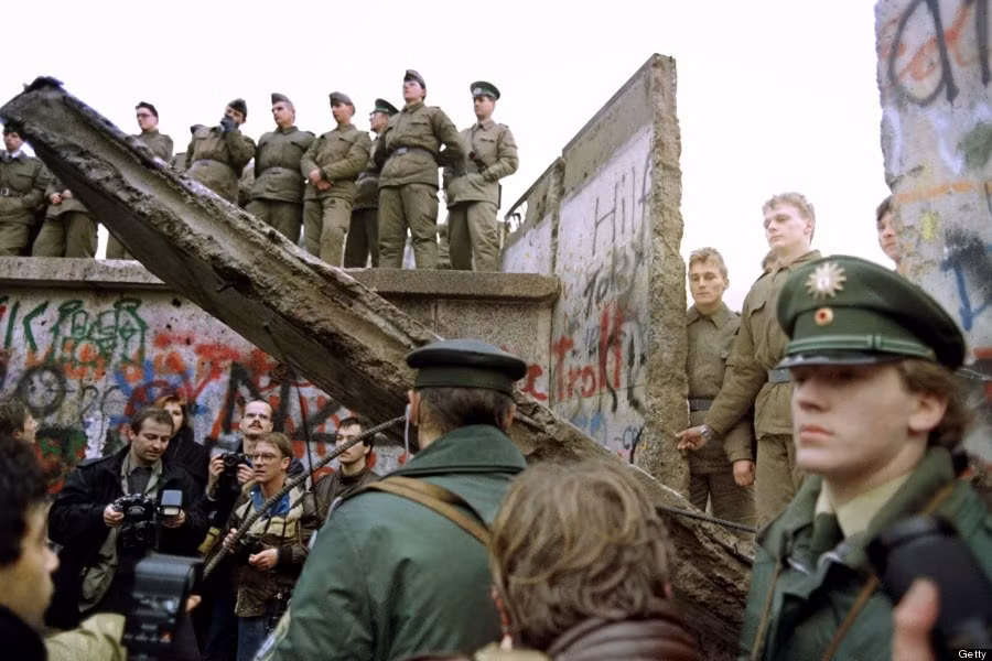 Một phần Bức tường Berlin được phá bỏ trước sự chứng kiến của người dân và truyền thông.
