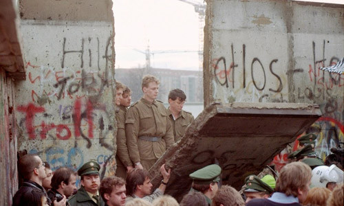 Một phần Bức tường Berlin bị phá bỏ ở cổng Brandenburg.