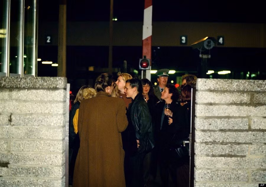  Bức tường Berlin sụp đổ năm 1989 đánh dấu một dấu mốc quan trọng trong lịch sử nhân loại. Berlin lần đầu tiên được thống nhất kể từ năm 1945. Trong ảnh là công dân Tây Berlin ăn mừng sự kiện Bức tường Berlin sụp đổ với người dân Đông Berlin ở trạm Charlie hôm 9/11/1989 sau khi chính quyền tuyên bố các công dân Đông và Tây Berlin được tự do vượt qua ranh giới.