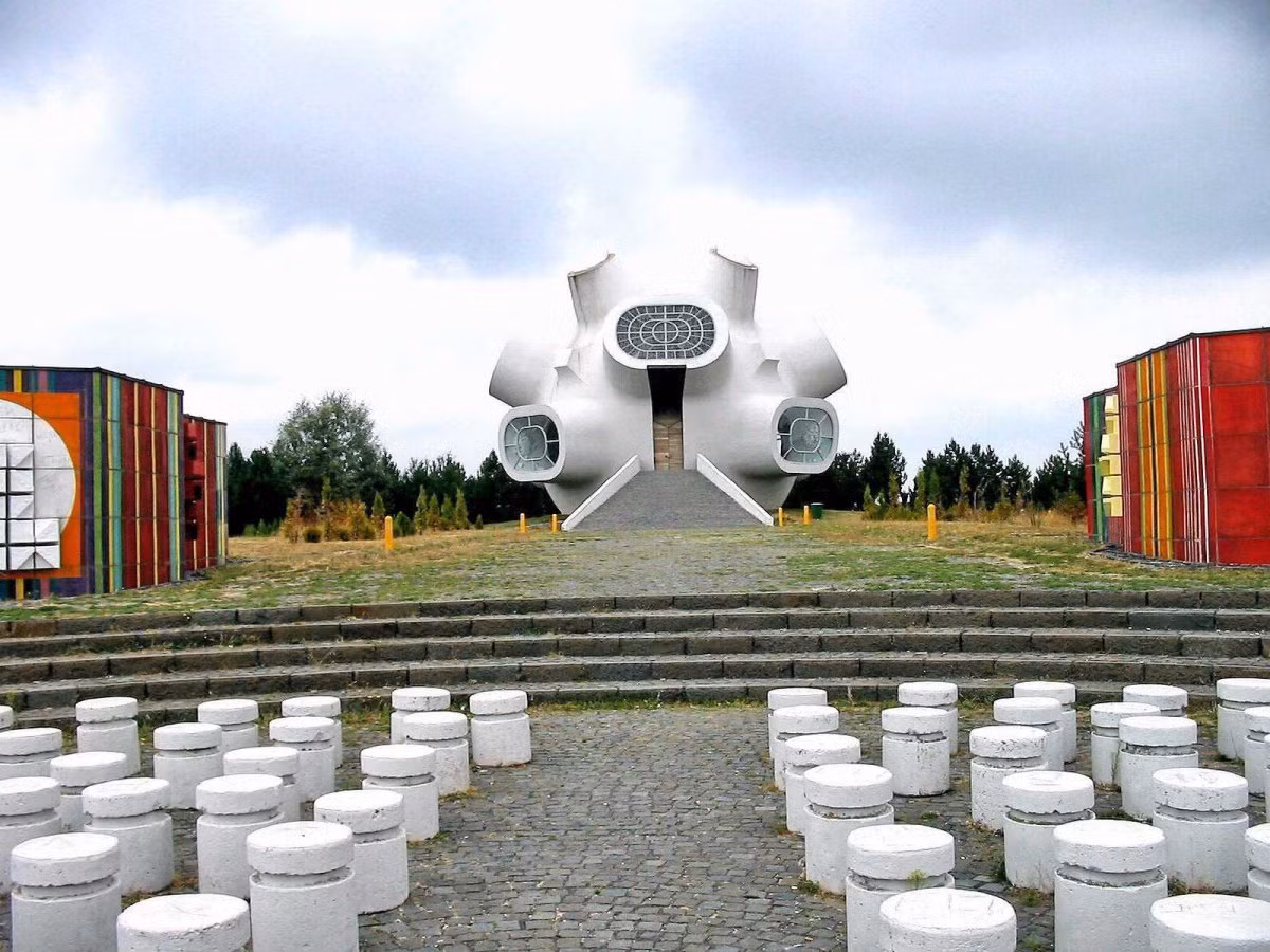 Tượng đài Makedonium được xây dựng vào những năm 1970 nhằm kỷ niệm cuộc nổi dậy của người dân chống lại đế chế Ottoman trong những năm đầu 1900. Giống như nhiều công trình khác thời đó, tượng đài Makedonium có hình dáng khá độc đáo và ấn tượng.