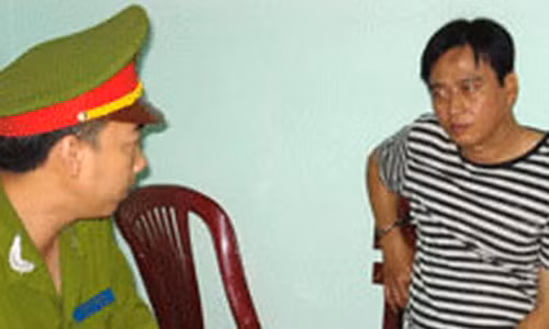 Dan em Nam Cam va cuoc tron chay xuyen bien gioi (1)