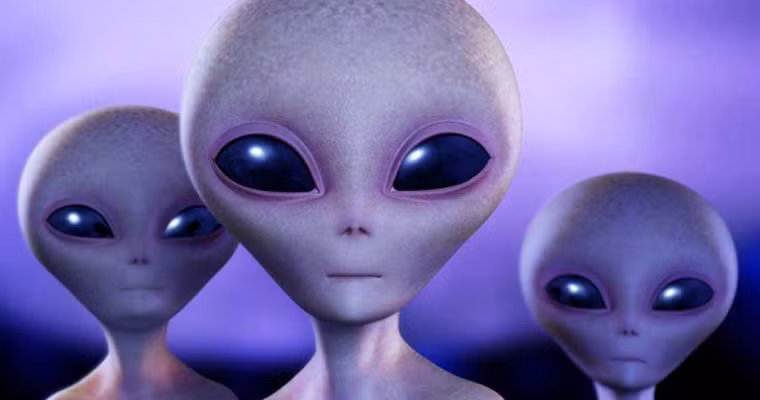 Stephen Hawking tiên đoán về nguy cơ có khả năng xảy ra cuộc chiến giữa con người với người ngoài hành tinh. Theo đó, Stephen Hawking cảnh báo về nguy cơ này: “Những người hàng xóm ngoài hành tinh có thể không thân thiện như chúng ta tưởng tượng khi họ thông minh và ghê gớm hơn con người dẫn đến một cuộc chinh phục hay xâm chiếm trái đất có thể được diễn ra. Nền văn hóa của người ngoài hành tinh có thiên hướng du canh du cư, không cố định một chỗ. Chính vì vậy, họ cố gắng tìm cách chinh phục và xâm chiếm bất cứ hành tinh nào mà họ tìm được”.