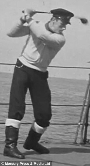 Thủy thủ Anh chơi golf trên boong tàu HMS Whitehall lúc nghỉ ngơi, thư giãn trong thời gian thực hiện những chuyến hành trình trên mặt biển.