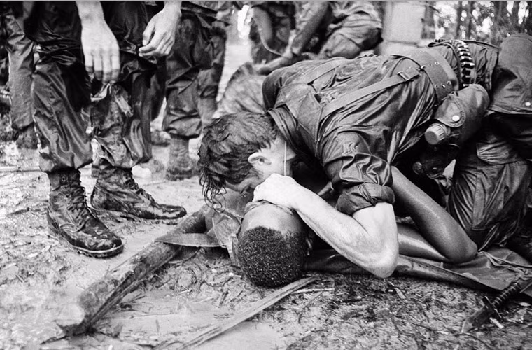 Lính Mỹ cố gắng cứu sống đồng đội đang ở lằn ranh giữa sự sống và cái chết.