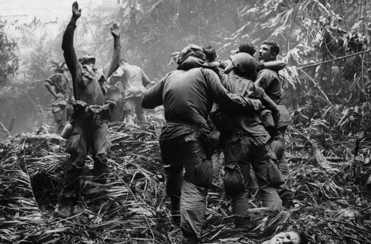 Lính dù Mỹ ra hiệu cho trực thăng cứu thương đón đồng đội bị thương tại khu rừng ở Tây nam Huế tháng 4/1968. Đây là một trong những bức ảnh chấn động thế giới trong Chiến tranh Việt Nam.