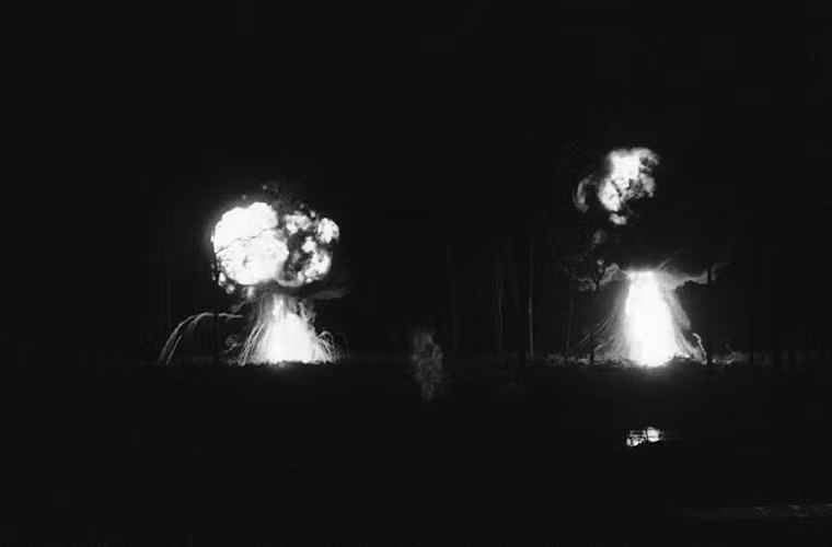 Hai quả bom napalm phát nổ bên ngoài Katum - căn cứ của Lực lượng đặc biệt Mỹ cách Tây Bắc Sài Gòn 60 dặm ngày 28/8/1968. Quân giải phóng đã tấn công căn cứ của Mỹ bằng bom napalm.