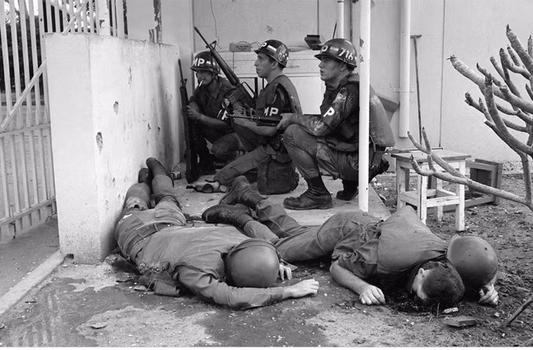 Ba lính Mỹ bên cạnh thi thể đồng đội tử trận ở Sài Gòn ngày 31/1/1968.