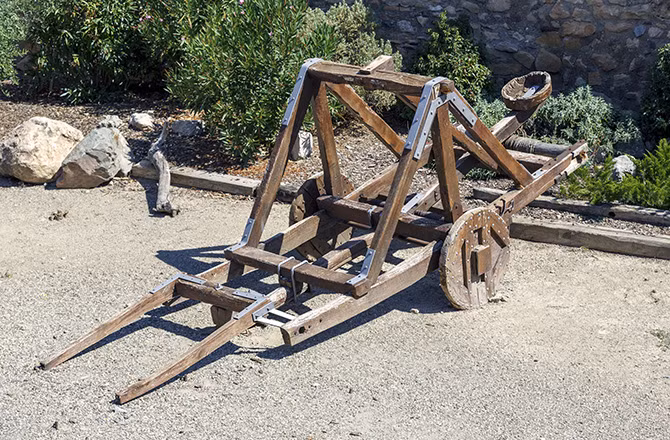 Chiến tranh vây hãm xuất hiện từ hơn 5.000 năm trước dẫn đến cuộc đua giữa hai bên nhằm gây ra tổn thất nặng nề nhất cho đối phương. Nhiều cuộc vây hãm kéo dài trong nhiều tuần, nhiều tháng, thậm chí nhiều năm liền. Trong khoảng thời gian đó, mọi nguồn cung cấp lương thực, các nhu yếu phẩm cần thiết... bị cắt đứt khiến nơi bị vây hãm cô lập. Đứng trước hoàn cảnh đói khát, con người buộc phải ăn thịt đồng loại để sinh tồn.