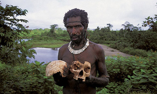 Bộ tộc Korowai được biết đến là nhóm người cuối cùng ăn thịt người. Theo nhà báo Australia Paul Raffaele - người từng sống với bộ tộc này năm 2006, khi một thành viên bộ lạc chết một cách bí ẩn, thường qua đời vì bệnh tật thì người Korowai tin rằng người đó đã qua đời vì khakhua - một phù thủy.