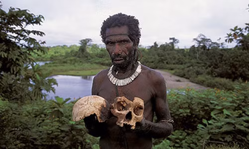 Bộ tộc Korowai được biết đến là nhóm người cuối cùng ăn thịt người. Theo nhà báo Australia Paul Raffaele - người từng sống với bộ tộc này năm 2006, khi một thành viên bộ lạc chết một cách bí ẩn, thường qua đời vì bệnh tật thì người Korowai tin rằng người đó đã qua đời vì khakhua - một phù thủy.