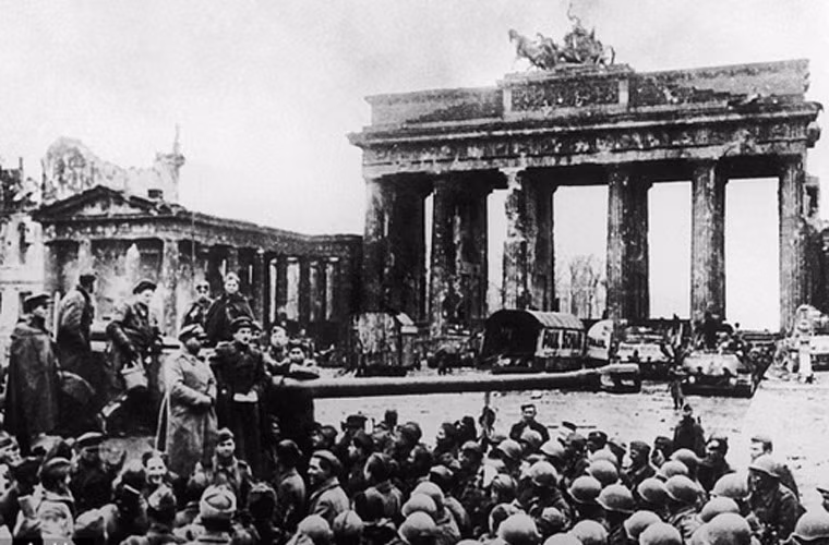 Quân đội Liên Xô và Mỹ tụ tập ở khu vực cổng Brandenburg sau khi phát xít Đức bị tiêu diệt. Đây là một trong số những bức ảnh chụp nước Đức sau khi Chiến tranh thế giới 2 kết thúc với sự hiện diện của quân đồng minh ở Đức sau khi tiêu diệt phe phát xít ở châu Âu hồi tháng 5/1945.