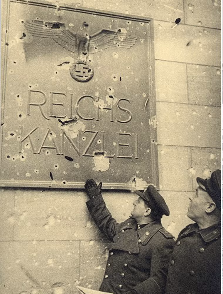 Binh sĩ Liên Xô chỉ tay vào tấm biển bên ngoài văn phòng làm việc của trùm phát xít Hitler.